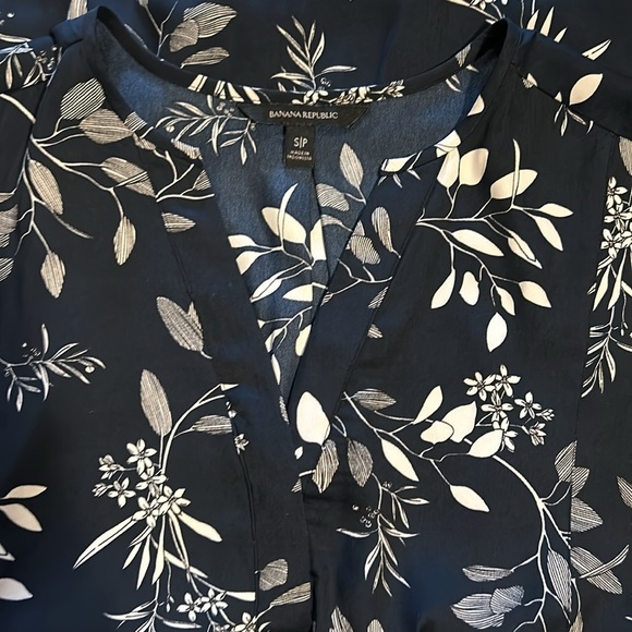 Banana Republic navy floral print blouse - Picture 2 of 3